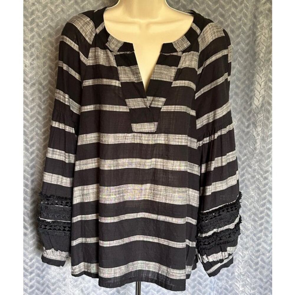 Who What Wear Anthropologie Black/Gray V-Neck Balloon Sleeve Crochet Top